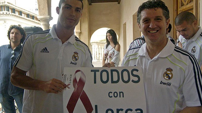 El Real Madrid ha llegado con casi todas sus estrellas a Lorca para disputar un partido frente a una selección de Murcia dirigida por José Antonio Camacho. El de Cieza ha expresado su agradecimiento al Real Madrid por su colaboración en este acto.