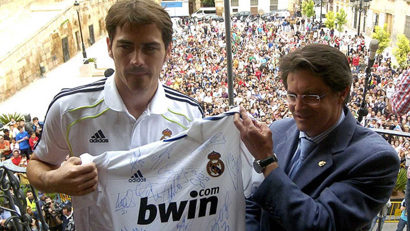 Los jugadores del Real Madrid han revolucionado el día en Lorca y han expresado su apoyo a los ciudadanos afectados por el terremoto en esta localidad murciana.