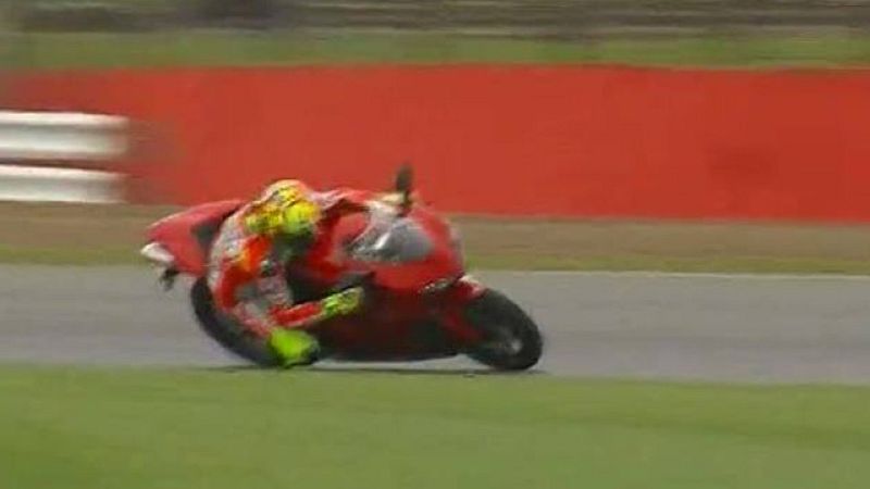 Rossi rueda en Silverstone | Ver