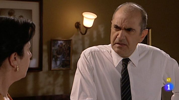 Amar en tiempos revueltos - Trino rompe el compromiso  de Chelo