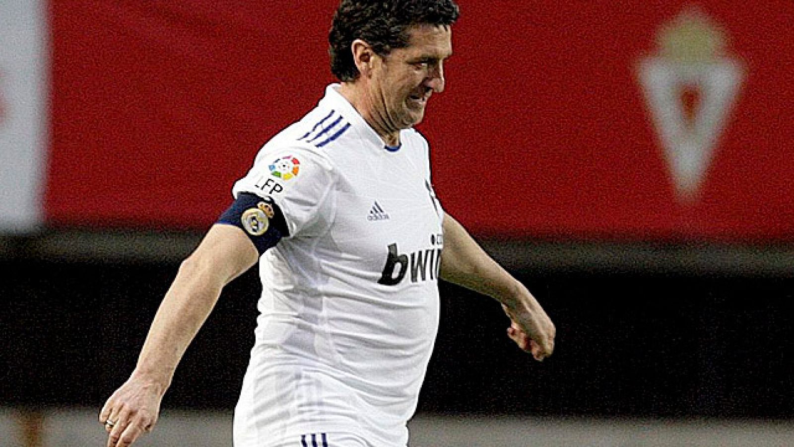 El delegado del Real Madrid, Miguel Porlan Chendo, volvió a jugar con la camiseta blanca en el homenaje a Lorca entre Real Madrid y un combinado de Murcia. Reapareció con la camiseta de Carvalho, portando su mítico 2 a la espalda.