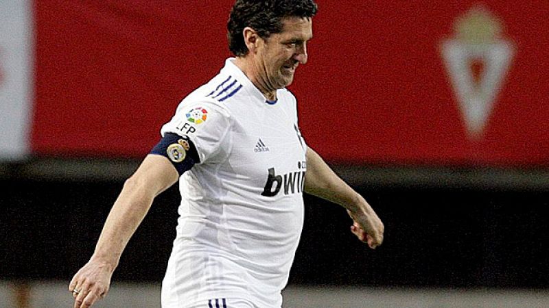 El delegado del Real Madrid, Miguel Porlan Chendo, volvió a jugar con la camiseta blanca en el homenaje a Lorca entre Real Madrid y un combinado de Murcia. Reapareció con la camiseta de Carvalho, portando su mítico 2 a la espalda.