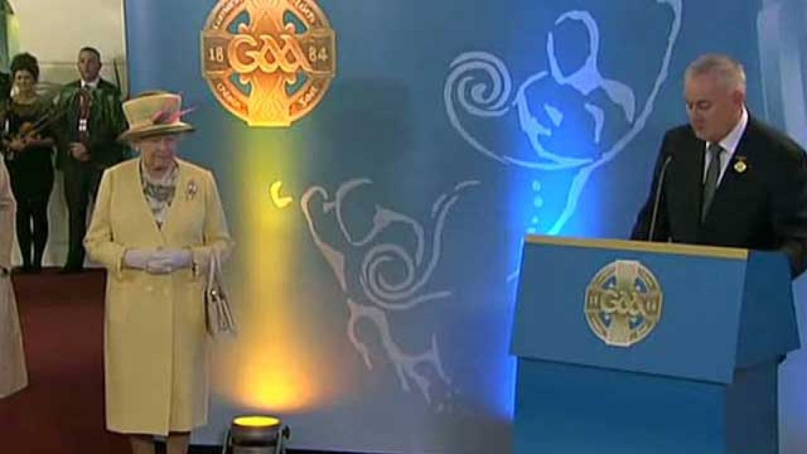 La Reina de Inglaterra y la presidenta de Irlanda se han detenido bajo el cartel Croke Park, el estadio del deporte gaélico. Por segundo día, la visita de la reina ha sido sin público, por miedo a un atentado.