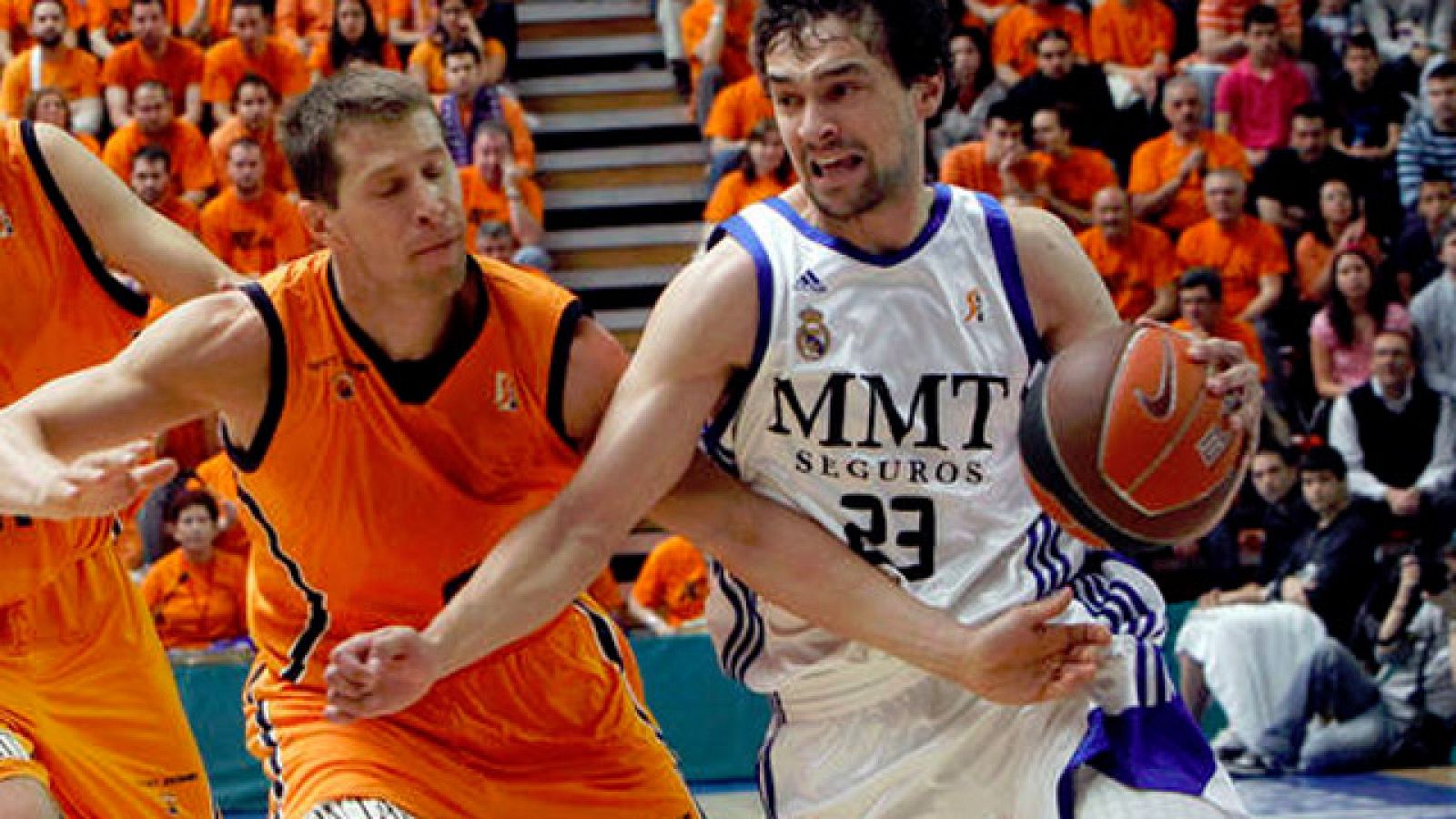 Después de la victoria del Regal Barça sobre Unicaja, los playoff continúan este viernes con tres partidos más: Real Madrid-Fuenlabrada, Power Electronics-Bizkaia Bilbao y Caja Laboral-Gran Canaria 2014.