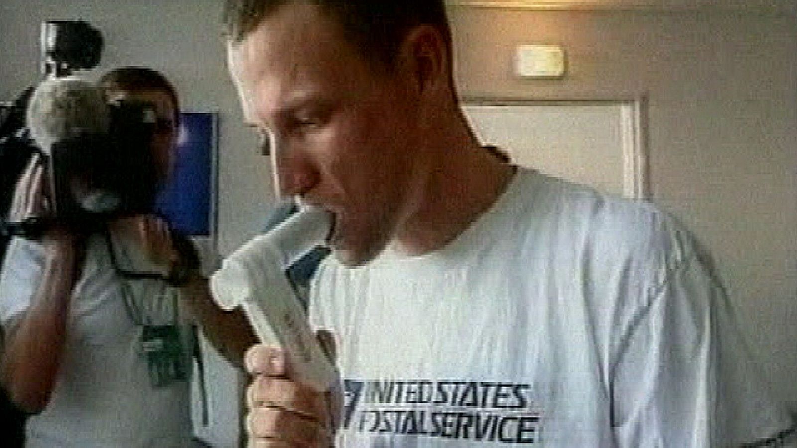 El exciclista estadounidense Tyler Hamilton, ganador de una  medalla de oro en los Juegos Olímpicos de Atenas, ha admitido que se  dopaba y ha acusado a su excompañero de equipo y heptacampeón del  Tour de Francia, Lance Armstrong, de hacer lo mismo,