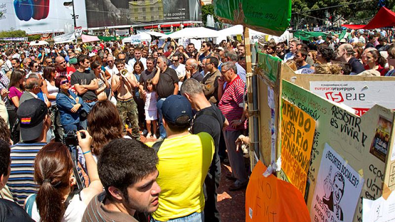 En varias ciudades españolas muchos han pasado la noche concentrados en plazas