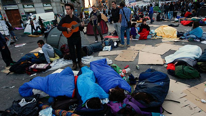 Cientos de personas pasan la noche en acampadas