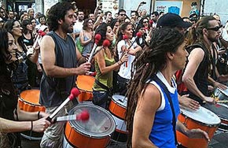 Los acampados en Sol desfilan con batucada