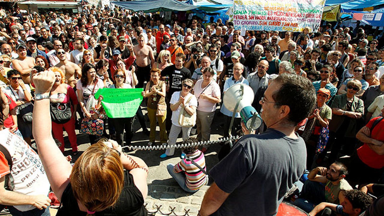 Menos gente en la tarde del sábado en la Plaza del Sol que la pasada noche