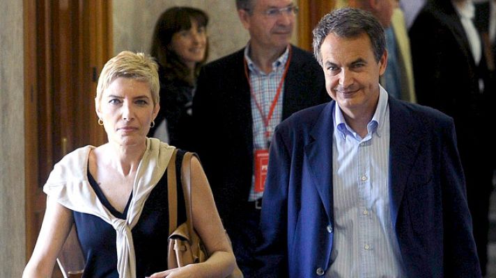  - Zapatero vota junto a su mujer