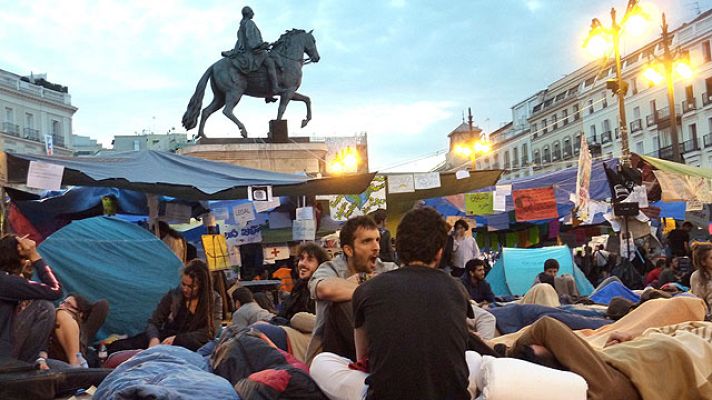 Telediario 1 - Los "indignados" seguirán acampados