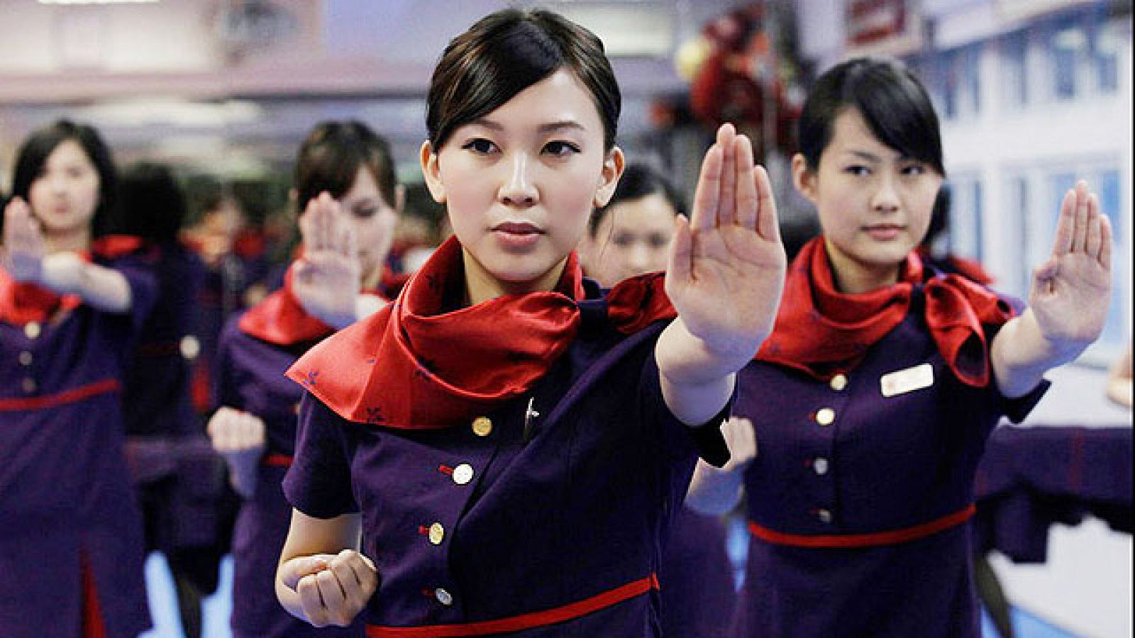 On Off: Azafatas con cinturón negro - On Off | Ver