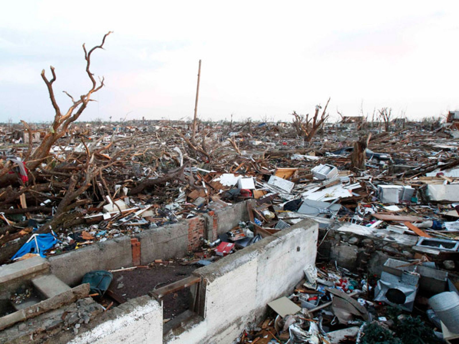 Al menos 89 personas han muerto como consecuencia del tornado que  arrasó este domingo la localidad de Joplin, en el estado de Missouri, en el centro-oeste de Estados Unidos, según el último balance  ofrecido este lunes por las autoridades locales.