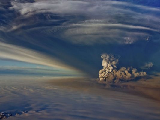 Telediario 1 - Las cenizas del volcán islandés afectarán este martes al tráfico aéreo de Reino Unido