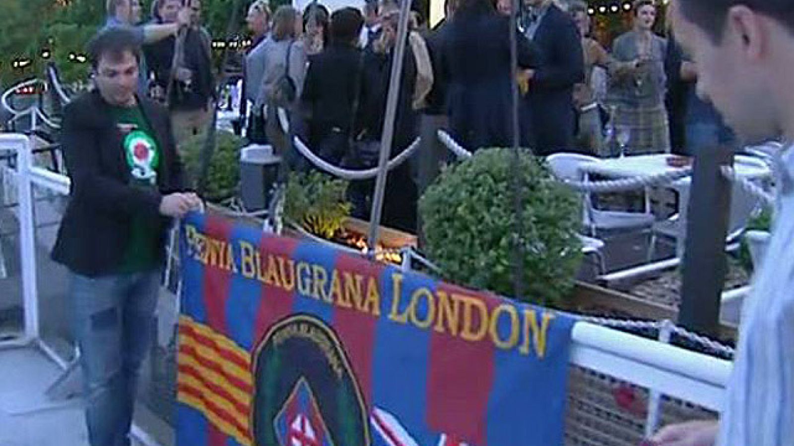 Los aficionados del Barcelona ya se dejan notar en Londres, por la que muestran sus colores los aficionados azulgranas desplazados para ver la final de la Champions.
