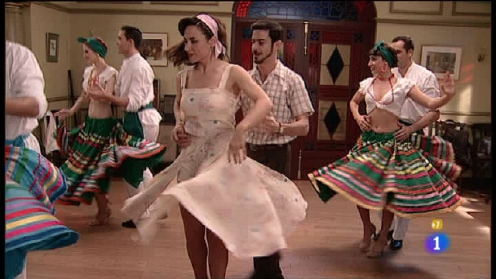 Amar en tiempos revueltos - T6 - Capítulo 188 - Ubaldo se despide de Adelina regalándole unos discos. Ella le anima a impartir una clase y acaban bailando los dos - Ver ahora