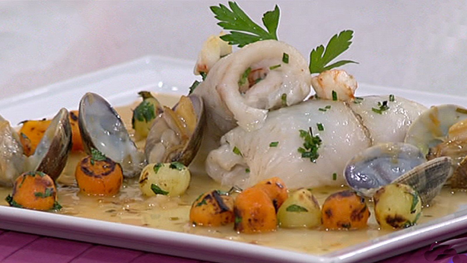 Rollos de gallo en salsa de almejas