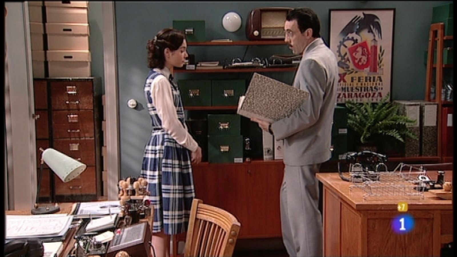 Amar en tiempos revueltos - T6 - Capítulo 189 - Es el primer día de trabajo de Asunción en el despacho de Andrés - Ver ahora