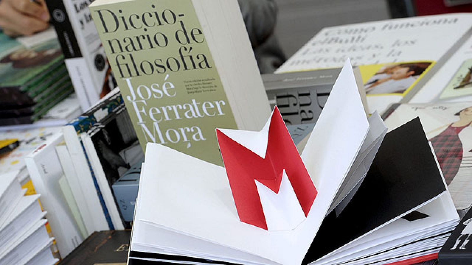 Comienza la Feria del Libro, como casi siempre, pasada por agua