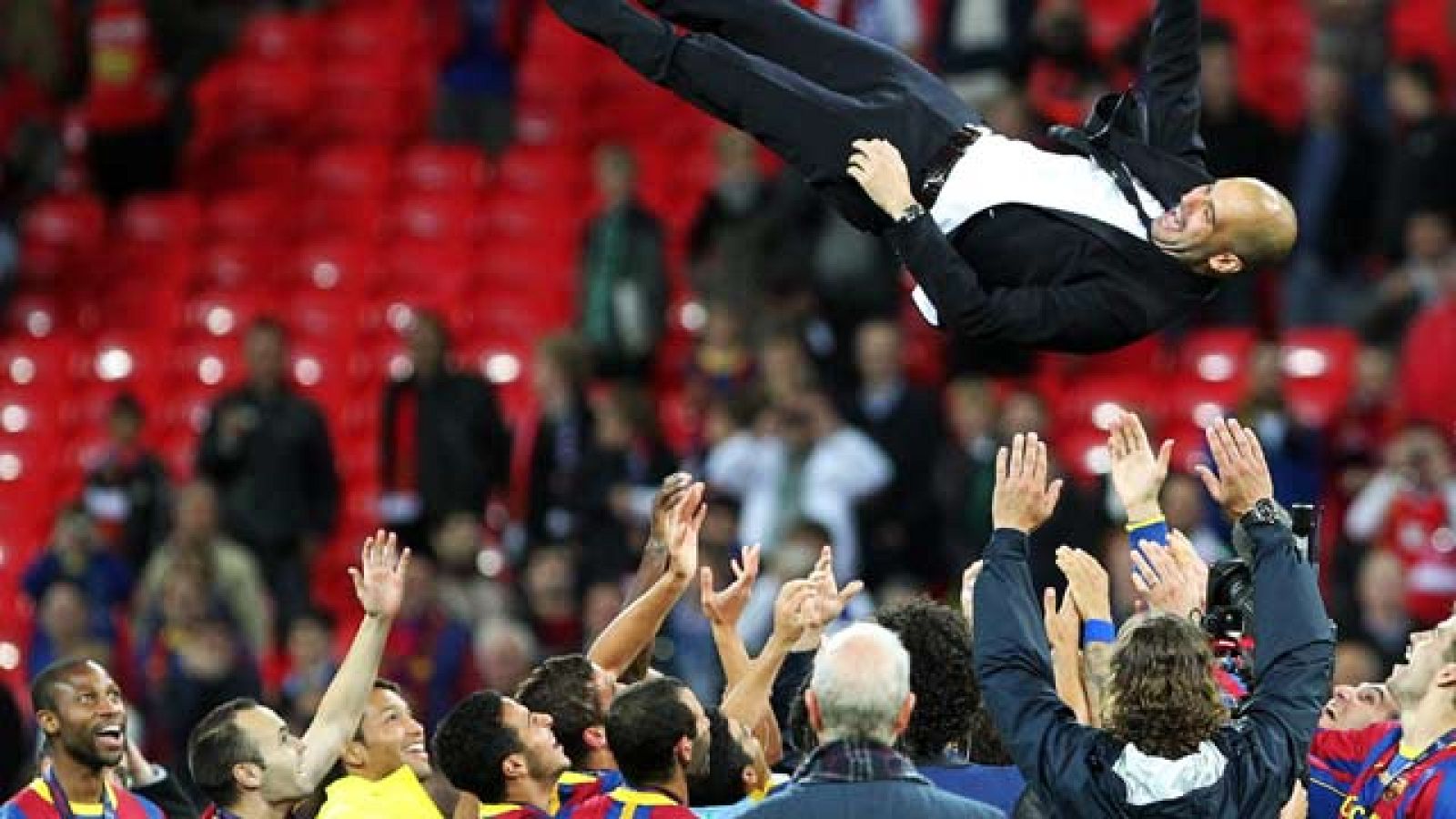 El FC Barcelona ha celebrado a lo grande su cuarta Copa de Europa. Los jugadores y el cuerpo técnico se han echado al césped de Wembley con la "Orejuda".
