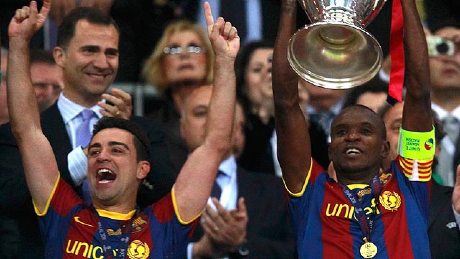 Abidal recogió la copa como capitán | Ver