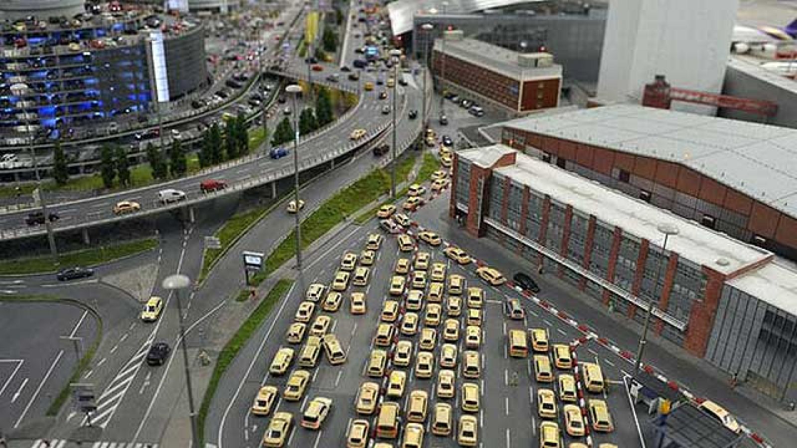 On Off: Un aeropuerto a escala - On Off | Ver