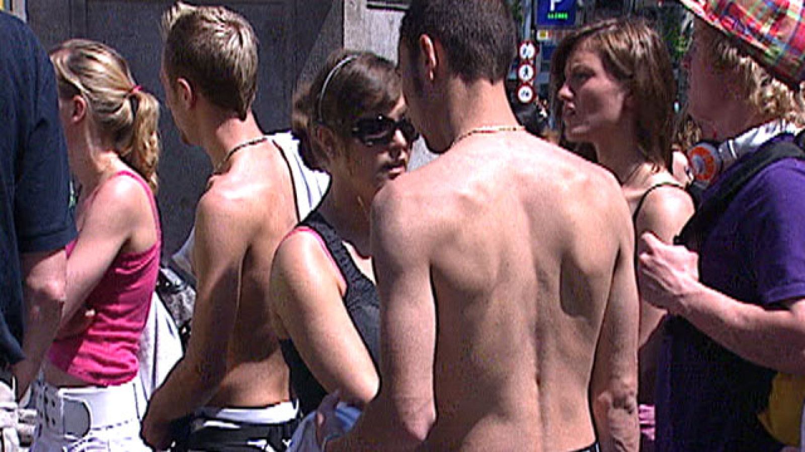 La Guardia Urbana de Barcelona ya sanciona con multas a las personas que vayan desnudos o semi desnudos por las calles de Barcelona