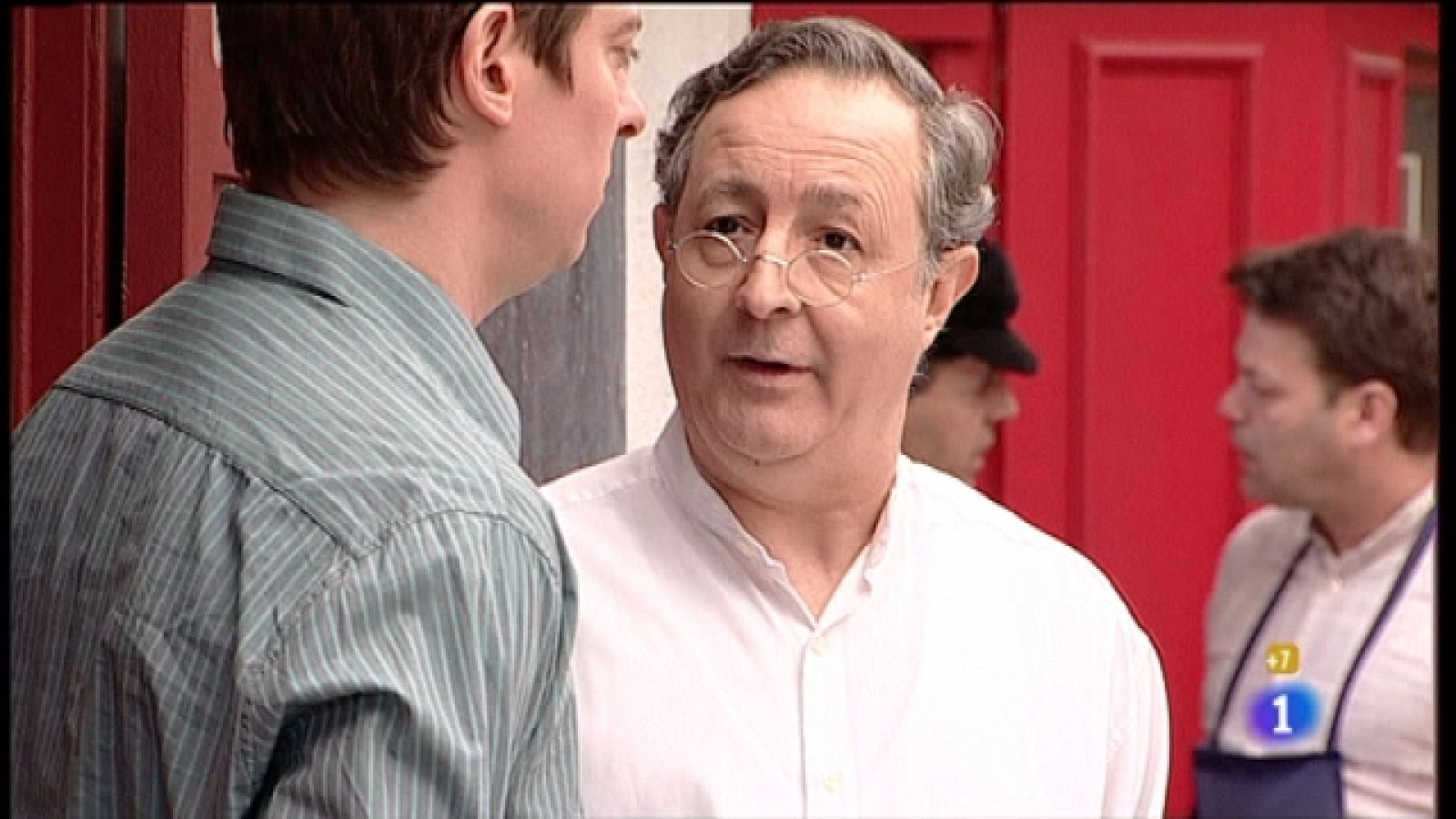 Amar en tiempos revueltos - T6 - Capítulo 190 - Irene, muy entera, recibe el pésame de Adelina y Andrés, mientras Richi ayuda a los de la funeraria - Ver ahora