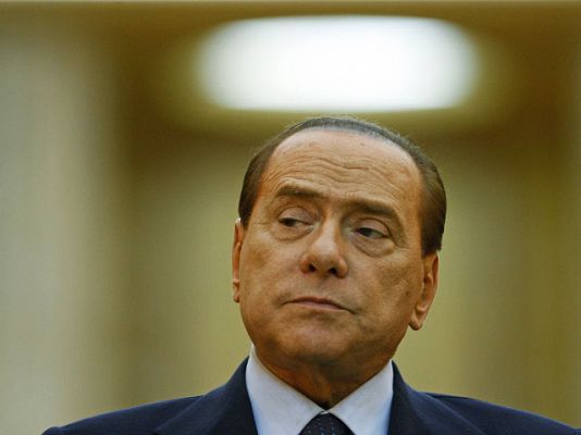  - Berlusconi se tambalea