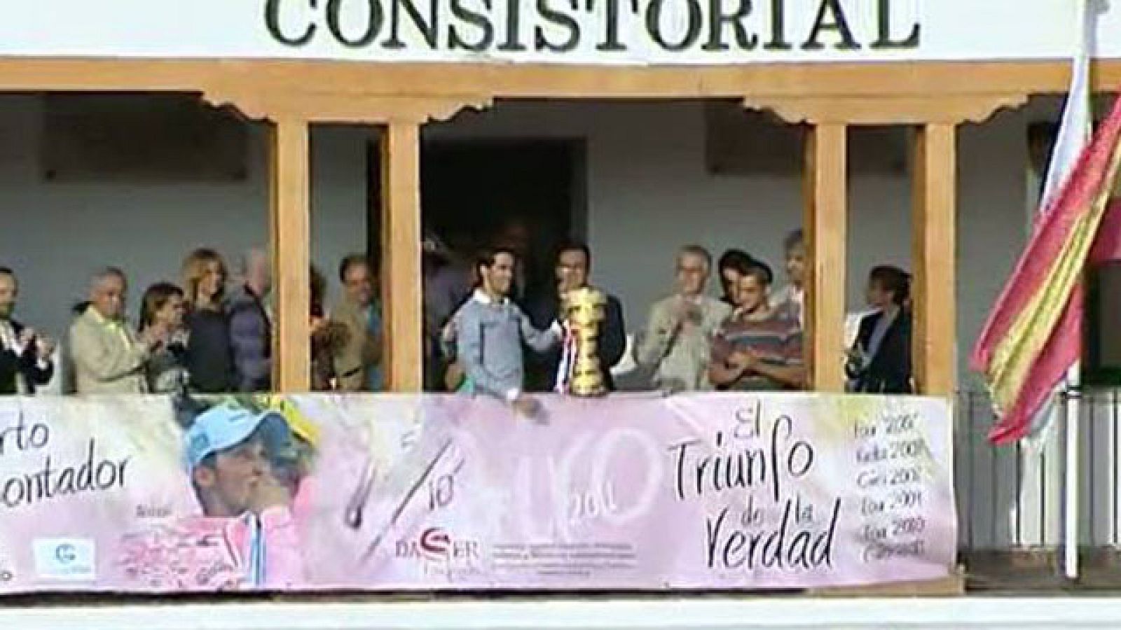 El ciclista Alberto Contador ha dedicado a sus vecinos de Pinto su segundo Giro conseguido este domingo en Milán.