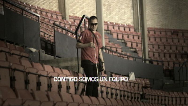 "Hay un color que no se ve, se siente". Es el lema de Osasuna para su nueva capatación de socios para la próxima temporada, protagonizada por un segudiro del equipo invidente.