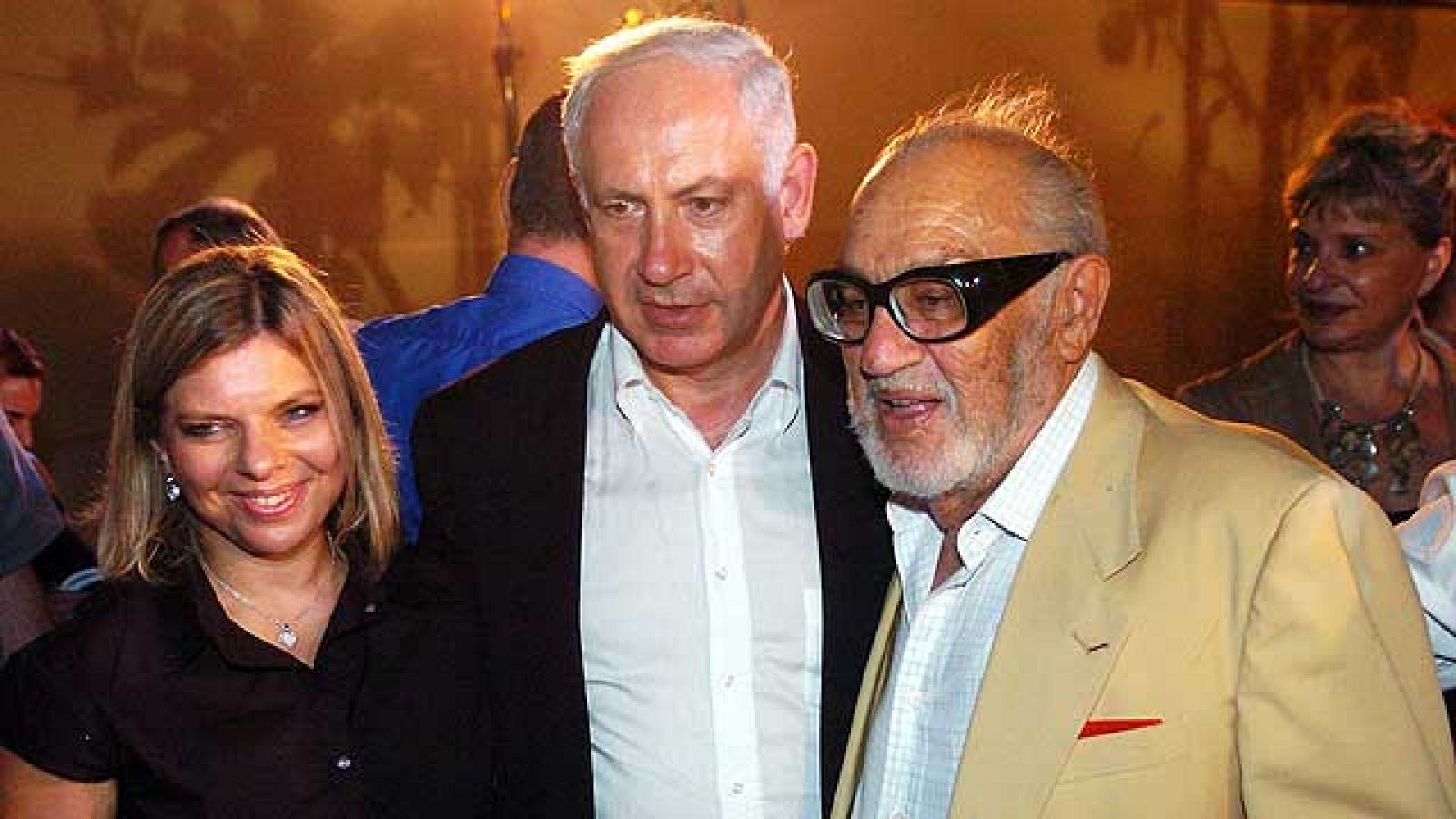 En Israel, la denuncia contra unos empresarios que comerciaban con Irán ha destapado lo que parece ser una red de espionaje. La prensa israelí denuncia que la influyente familia Ofer trasladaba en sus barcos de mercancías a espías en misiones secret