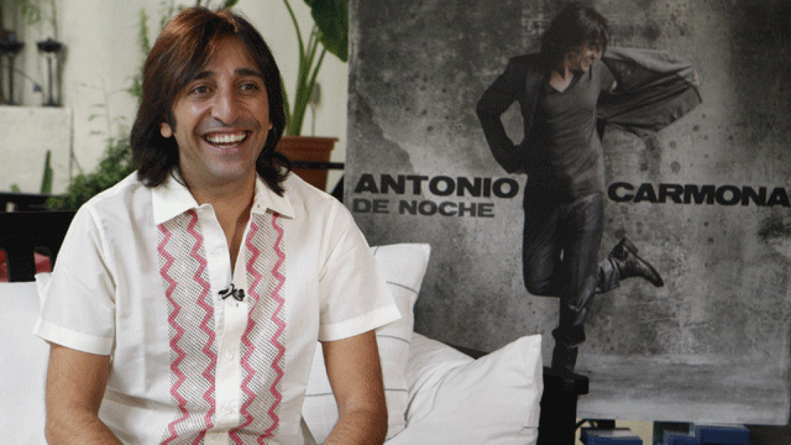 Antonio Carmona recupera su vida en pareja y presenta nuevo disco