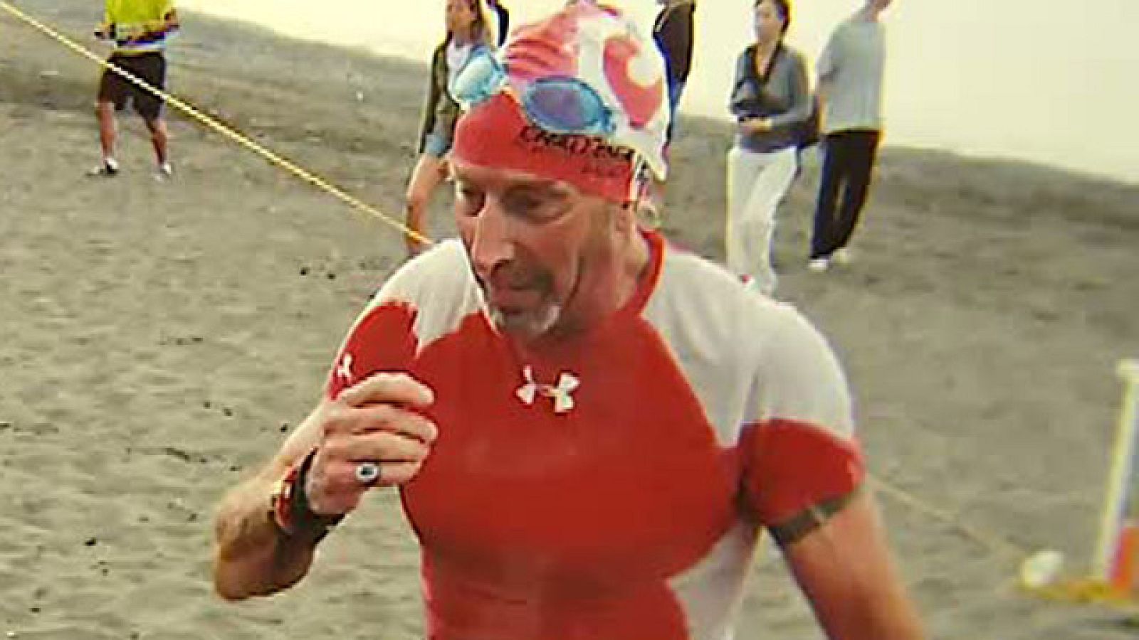 Un alto ejecutivo de un banco ganó hace unas semanas el Iron Man de Fuerteventura en su categoría. A sus 62 años se levanta a las cinco de la mañana para ir a correr, nadar y montar en bicicleta.