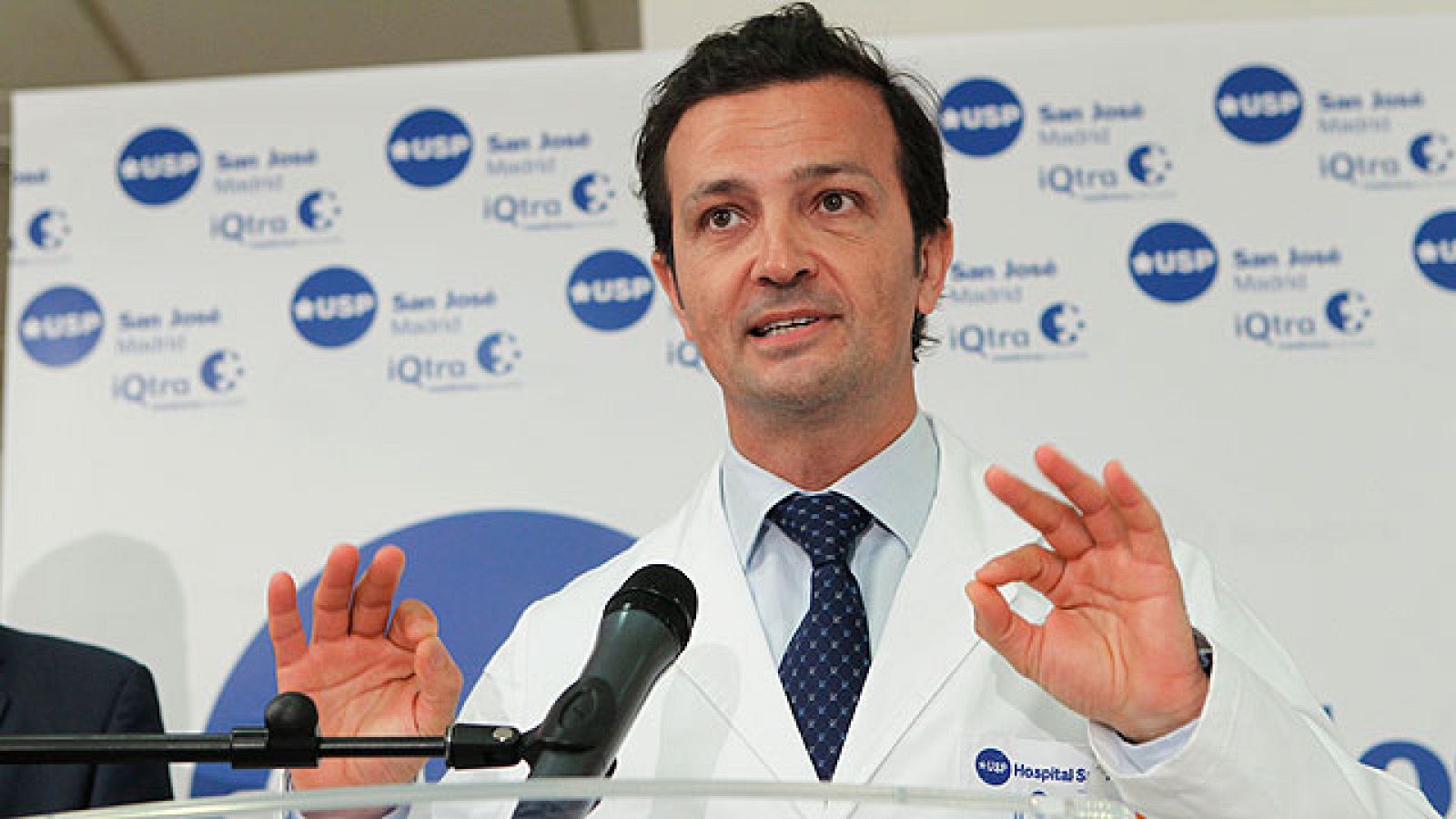 El rey Juan Carlos "está muy animado" tras la intervención de rodilla