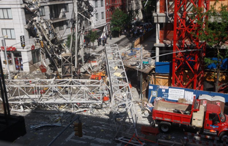 Dos muertos en Nueva York por el desplome de una grúa | Ver