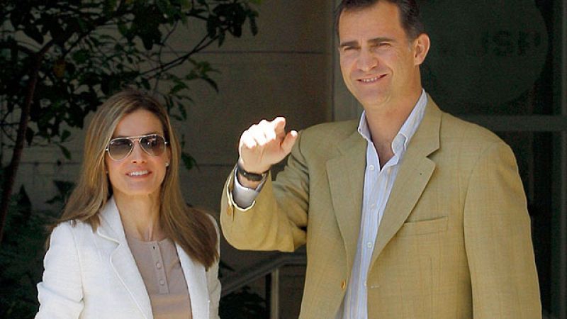 La Reina, los Príncipes y la Infanta  Elena llegan al hospital para visitar al Rey