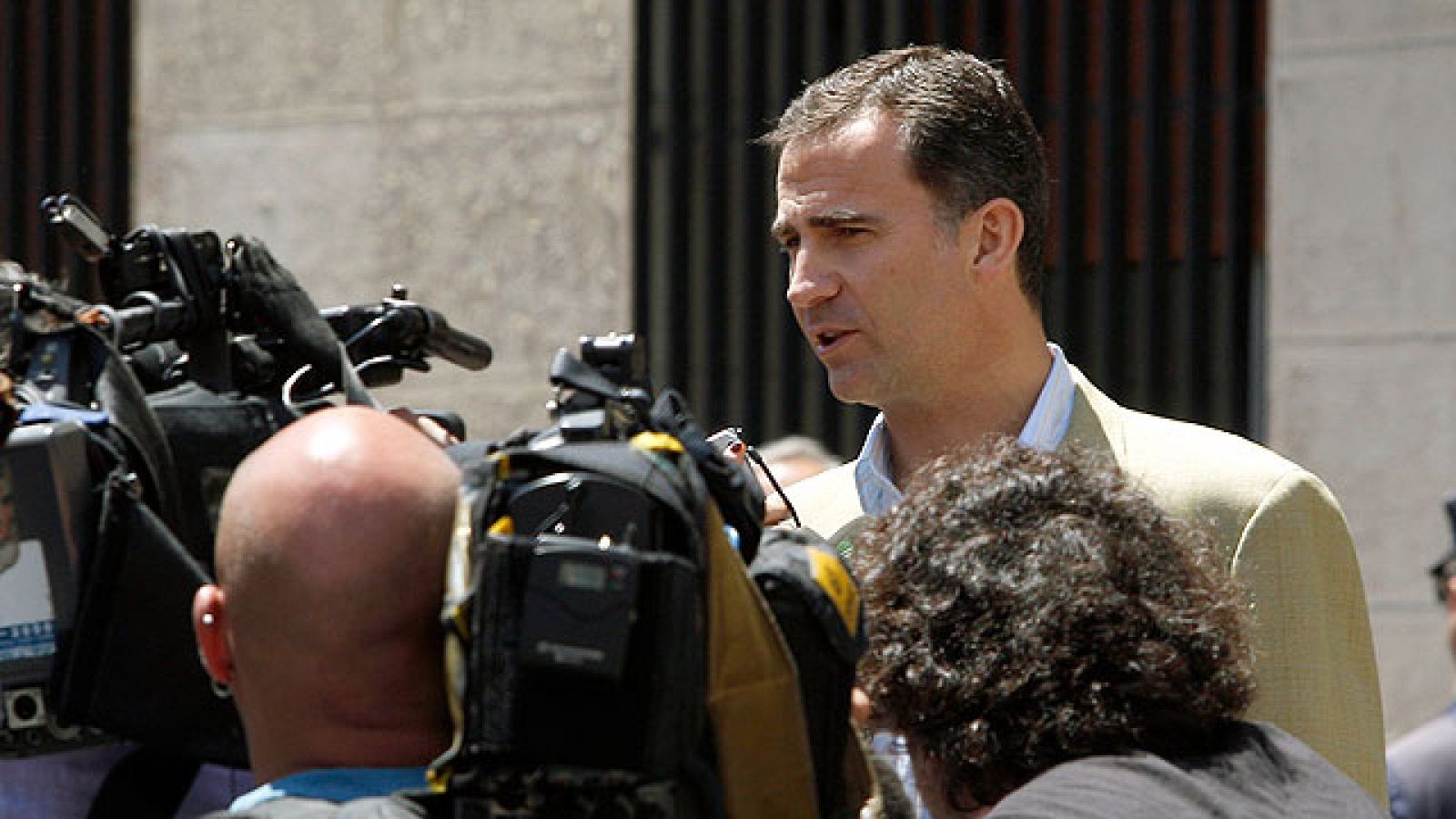 El Príncipe Felipe dice que el rey está muy "contento y animado"