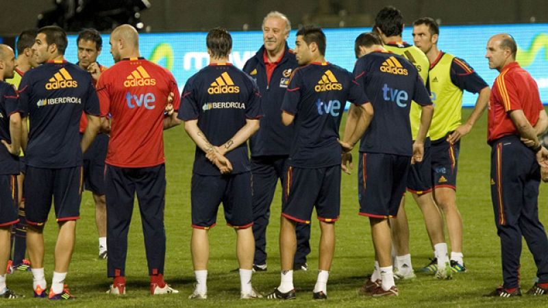 La selección española se enfrenta esta noche a Venezuela con Victor Valdes y Manu del Moral como principales novedades en el once inicial de Vicente del Bosque.