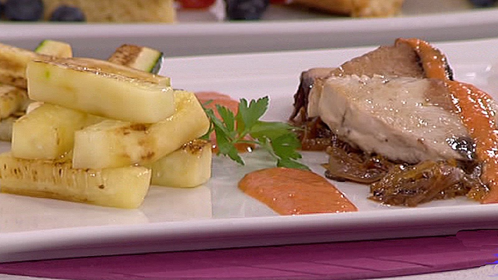 Atún con salsa romescu con pepino a la plancha