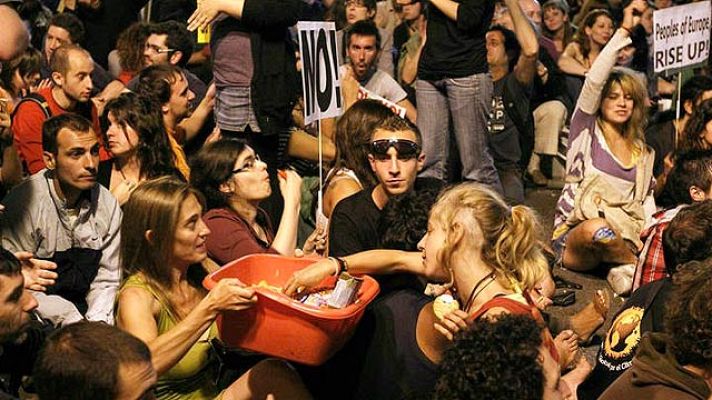  - Los acampados de Sol protestan por la reforma laboral con una sentada ante el Congreso