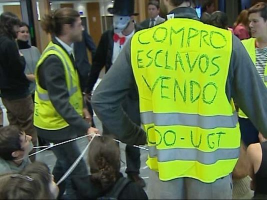  - Cerca de 40 jóvenes "indignados" protestan contra la postura de la CEOE en la negociación colectiva
