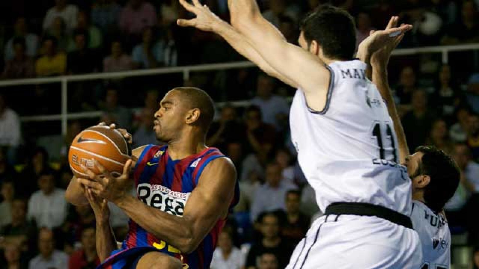 El Regal Barça gana el primer asalto de la final por 74-64 al Bilbao en el Palau. Navarro y Lorbek, con 24 puntos, lideraron el juego de los culés.