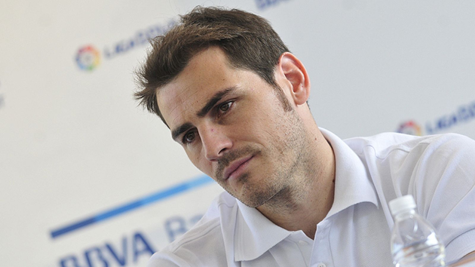 Después del último partido en Venezuela, Iker Casillas no volvió a casa sino que  viajó a México. Allí le hemos visto de corto y bajo los tres palos. Ha sido en un campus de verano con niños mexicanos, en una de las paradas de su minigira que le llev