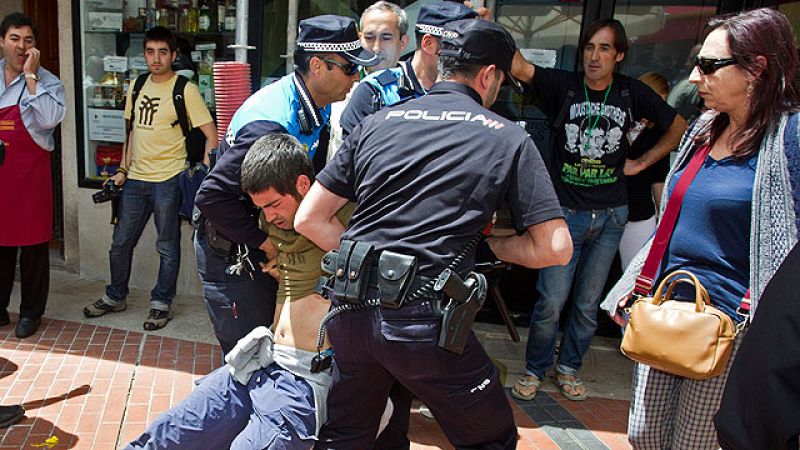 El movimiento 15M protesta la constitución de los ayuntamientos