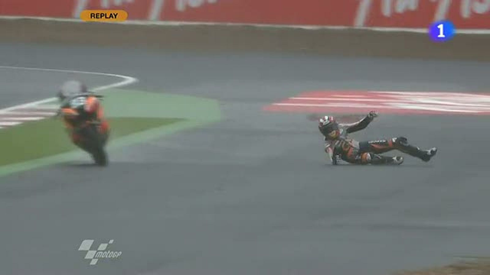 Márquez se va al suelo en el 'Warm Up' | Ver