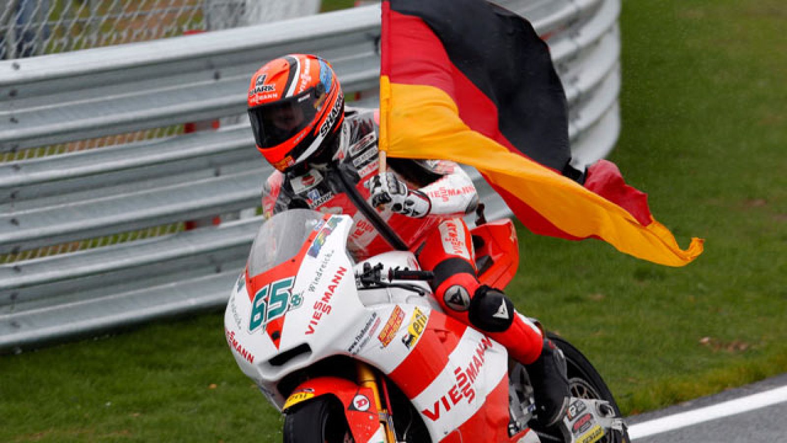 Bradl, líder sólido de Moto2