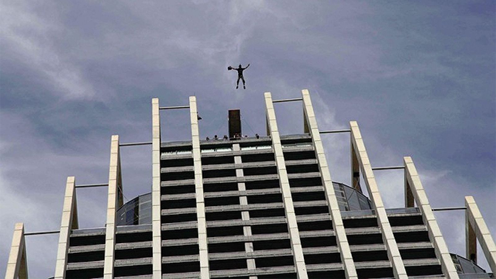 Salto al vacío de Giancarlo Di Vito uno de los mejores y más veteranos expertos en lo que se conoce como saltos BASE. El Mundial se está disputando aquí en España concretamente en el Hotel Bali de Benidorm, el edificio más alto de España y el Hotel m
