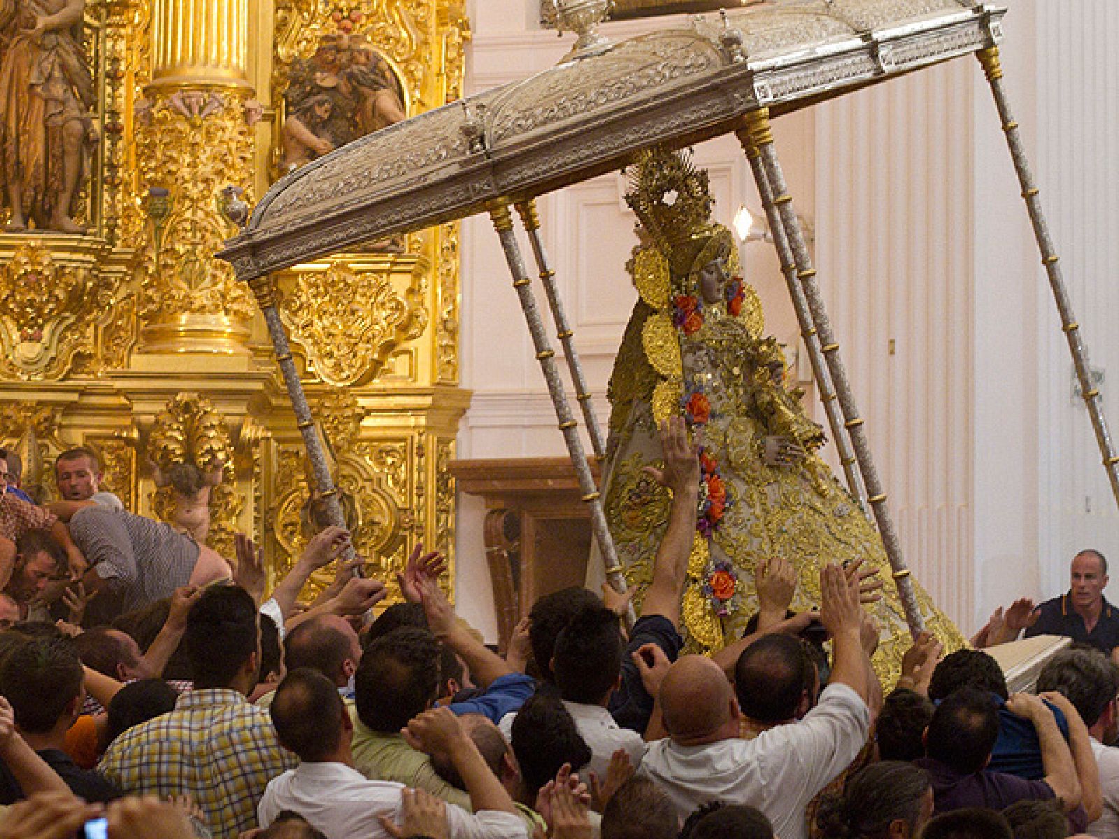Los almonteños protagonizan el "salto de la reja" - Informativo 24h | Ver