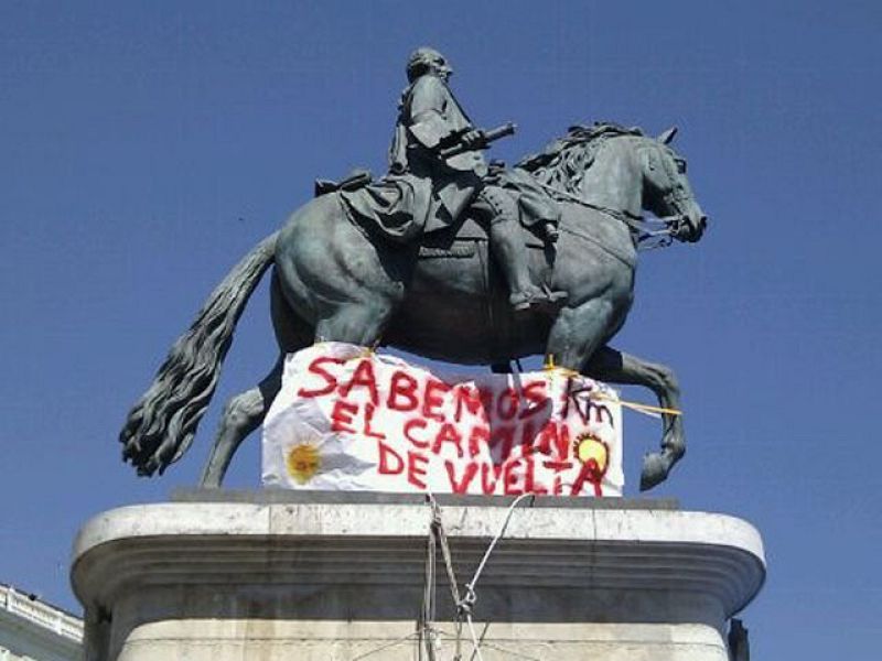 Los indignados quieren señalan que a pesar de desmatelar el campamento Sol, en el centro de Madrid, siguen sus movimientos reivindicativos en favor de una política "que abra la democracia a mecanismos más participativos"